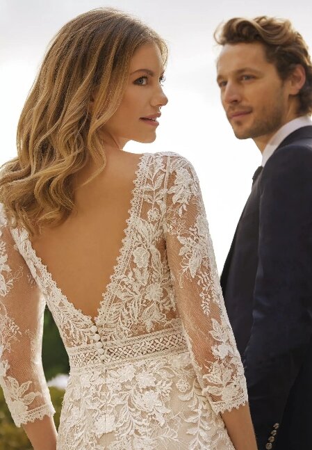 Pronovias White One Jigs. Bruidsboutique La Romance heeft weer een prachtige nieuwe collectie trouwjurken ingekocht. Ben je benieuwd naar onze nieuwe collectie bruidsjurken van het bruidsmerk Pronovias? Maak vrijblijvend een pasafspraak in onze bruidswinkel. Je bent van harte welkom bij Bruidsboutique La Romance Kerkstraat 29 2971 AK in Bleskensgraaf (Zuid-Holland).